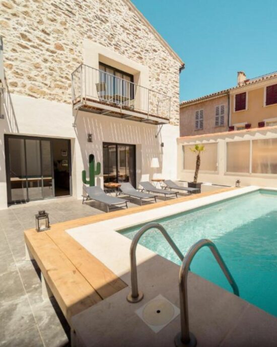 Piscine et terrasse de la Maison d'hôtes à Collobrières