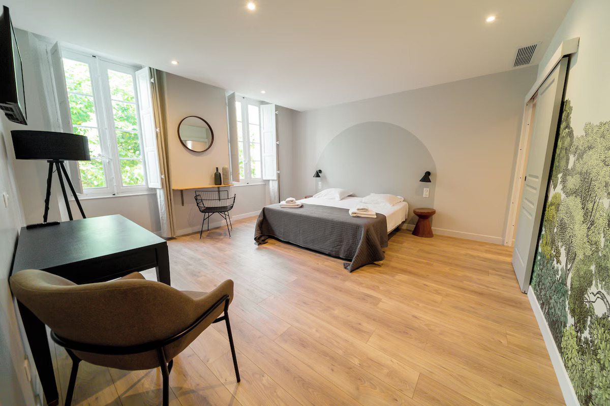 Intérieur d'une grande chambres d'hôtes à Collobrières Une Histoire de Famille