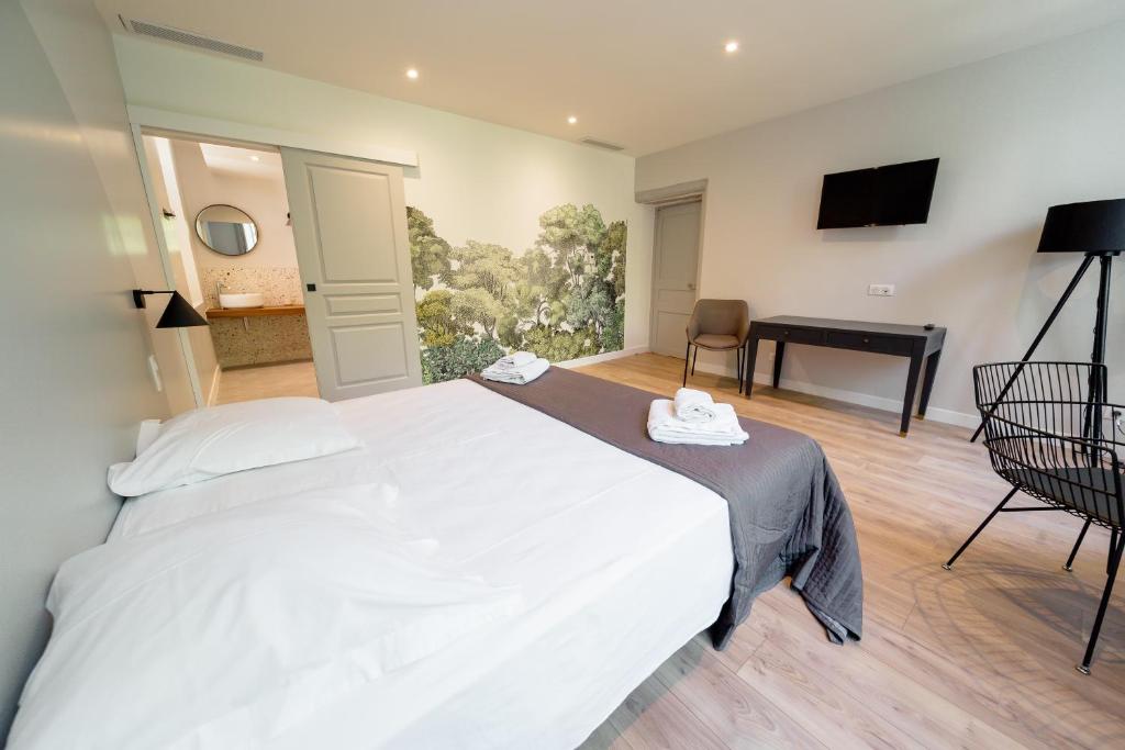 Vue intérieure d'une grande chambres d'hôtes à Collobrières Une Histoire de Famille