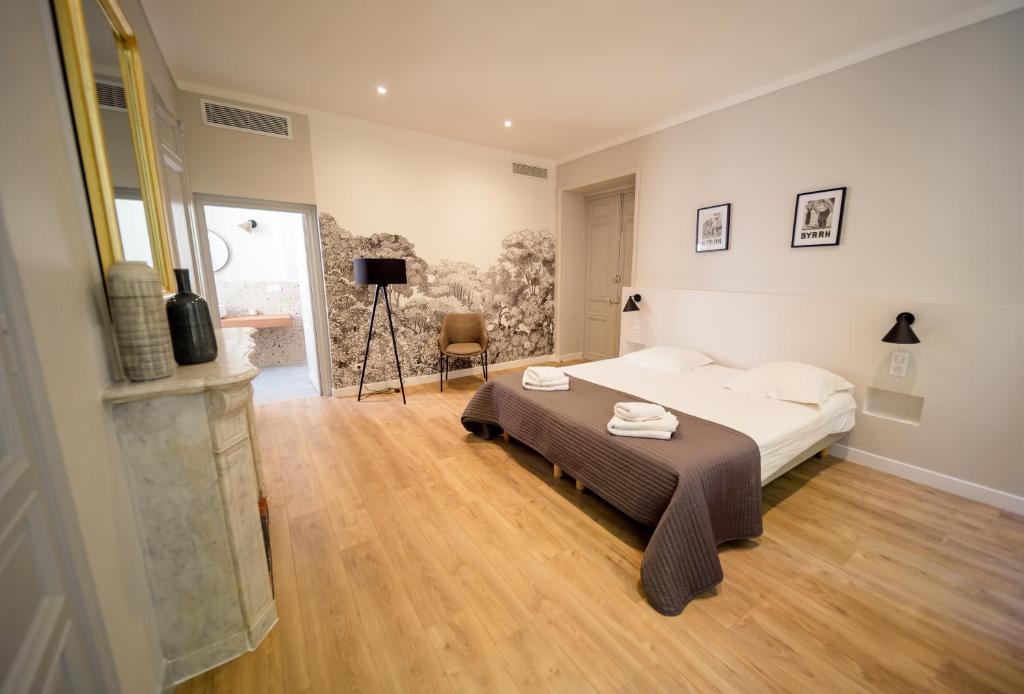 Intérieur d'une des grandes chambres d'hôtes à Collobrières Une Histoire de Famille