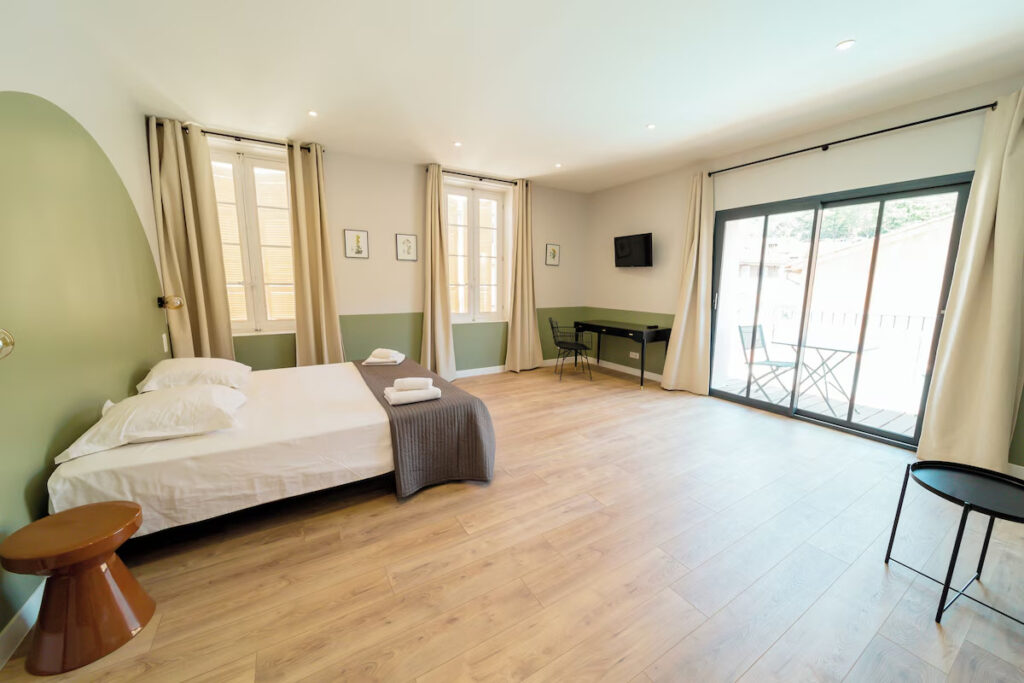 Intérieur d'une des grandes chambres d'hôtes à Collobrières Une Histoire de Famille