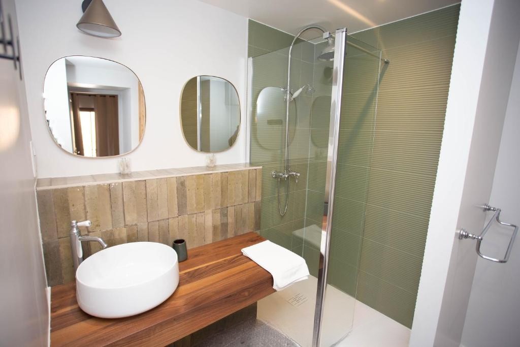 Salle-de-bain d'une des grandes chambres d'hôtes à Collobrières Une Histoire de Famille