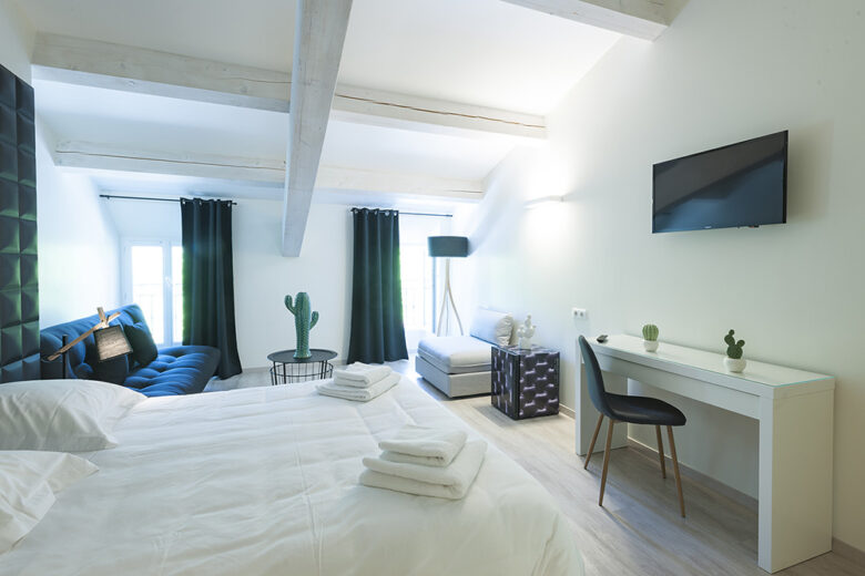 Intérieur vue en angle de la chambre familiale Coriandre au sein de l'Hôtel de Maures à Collobrières