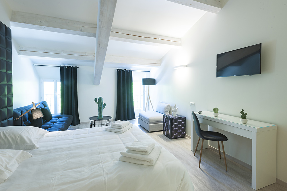 Intérieur vue en angle de la chambre familiale Coriandre au sein de l'Hôtel de Maures à Collobrières