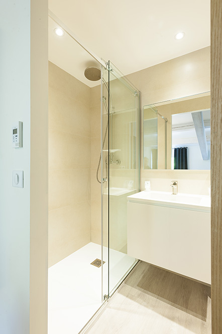 Salle de bain de la chambre familiale Coriandre au sein de l'Hôtel de Maures à Collobrières