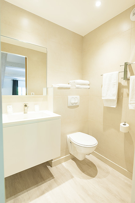 Salle de bain d'une des chambres de l'Hôtel des Maures