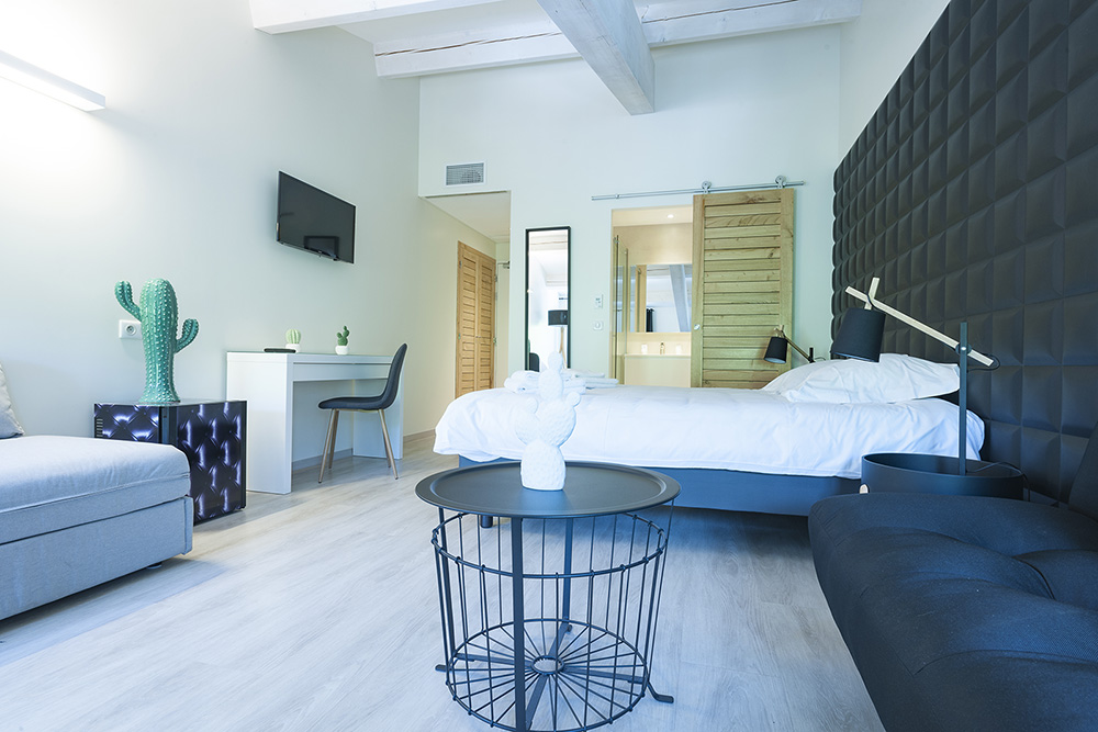 Intérieur de la chambre familiale Coriandre au sein de l'Hôtel de Maures à Collobrières