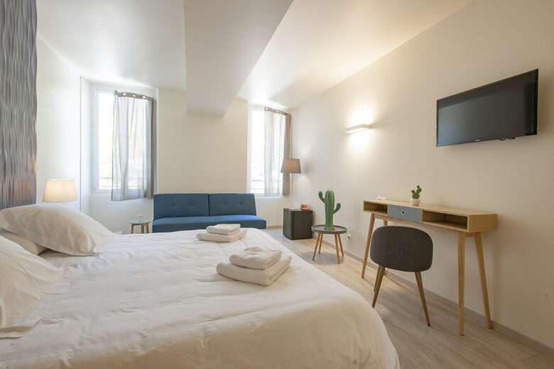 Intérieur avec vue sur le bureau de la chambre familiale Laurier au sein de l'Hôtel de Maures à Collobrières