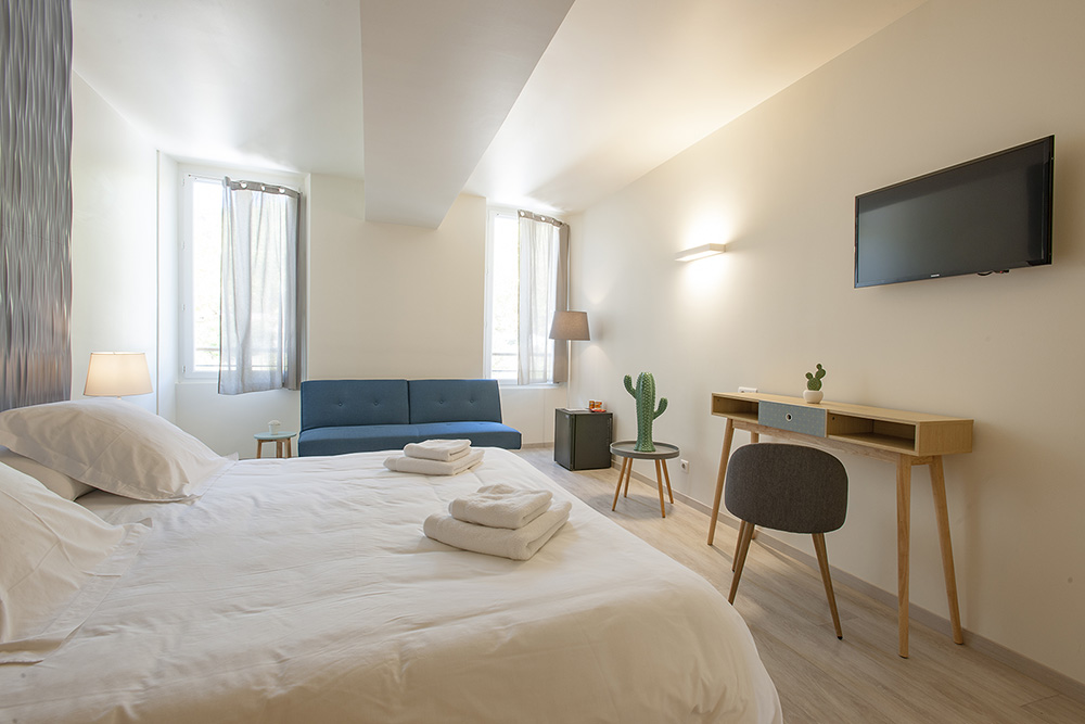 Intérieur avec vue sur le bureau de la chambre familiale Laurier au sein de l'Hôtel de Maures à Collobrières