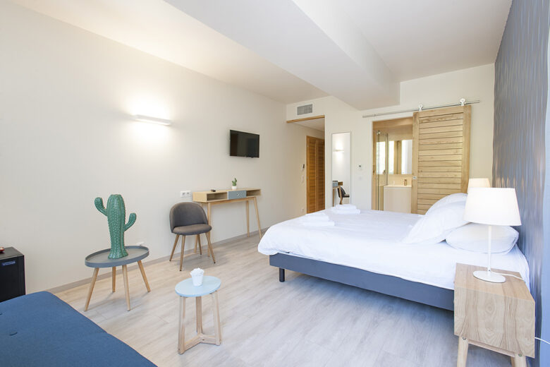 Intérieur de la chambre familiale Laurier vue de loin au sein de l'Hôtel de Maures à Collobrières