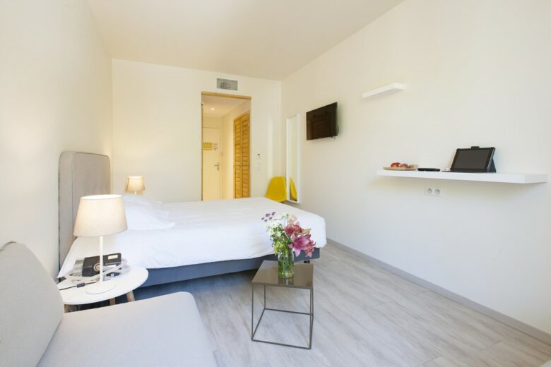 Intérieur de la chambre familiale Mimosa au sein de l'Hôtel de Maures à Collobrières