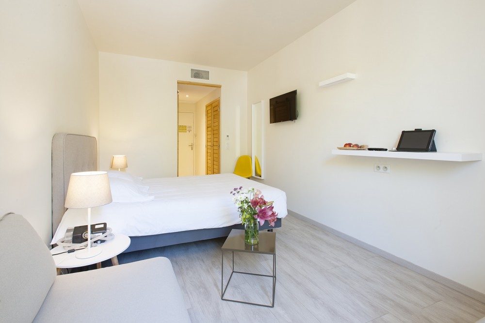 Intérieur de la chambre familiale Mimosa au sein de l'Hôtel de Maures à Collobrières