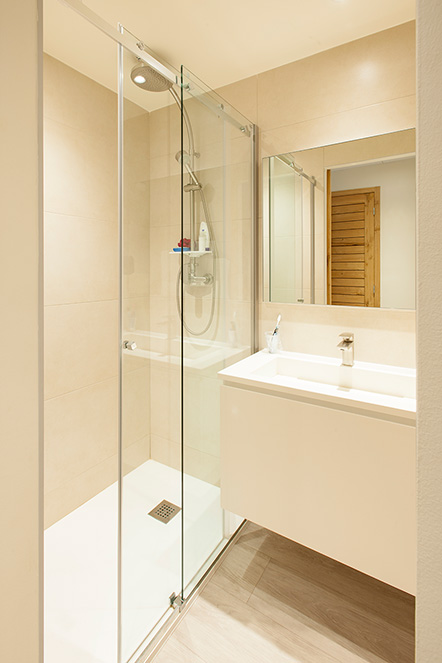 Salle de bain d'une des chambres de l'Hôtel des Maures à Collobrières