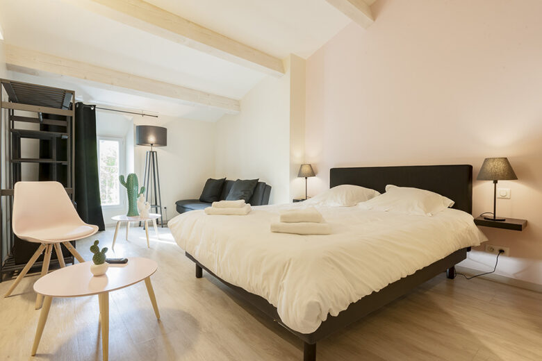 Intérieur de la chambre familiale Romarin au sein de l'Hôtel de Maures à Collobrières