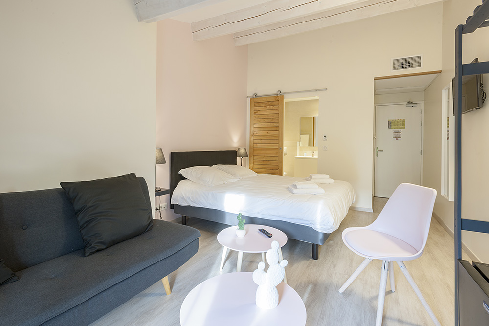 Intérieur de la chambre familiale Romarin au sein de l'Hôtel de Maures à Collobrières