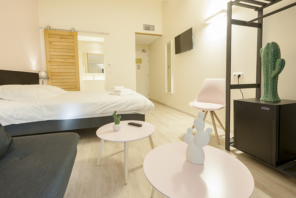 Intérieur de la chambre familiale Romarin au sein de l'Hôtel de Maures à Collobrières