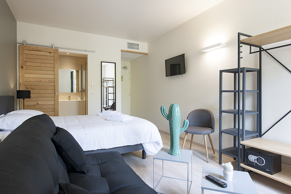 Intérieur de la chambre familiale Santoline au sein de l'Hôtel de Maures à Collobrières