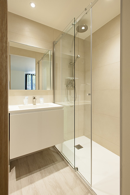 Intérieur de la salle de bain de la chambre familiale Santoline au sein de l'Hôtel de Maures à Collobrières