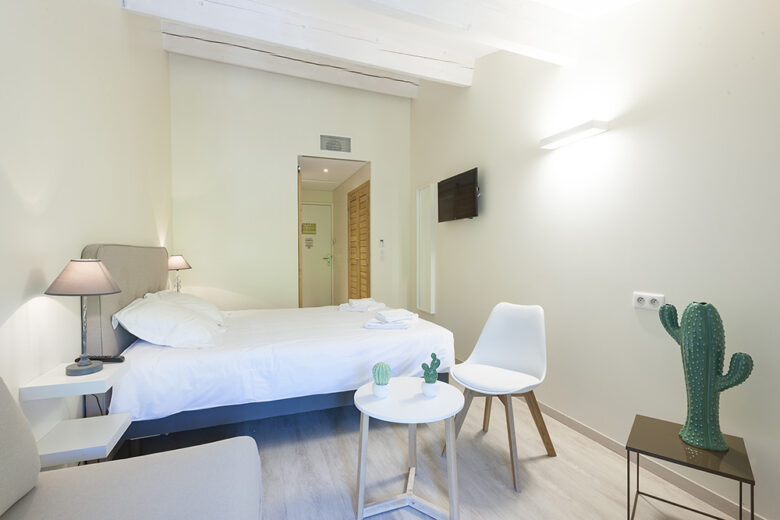 Intérieur de la chambre familiale Sauge au sein de l'Hôtel de Maures à Collobrières