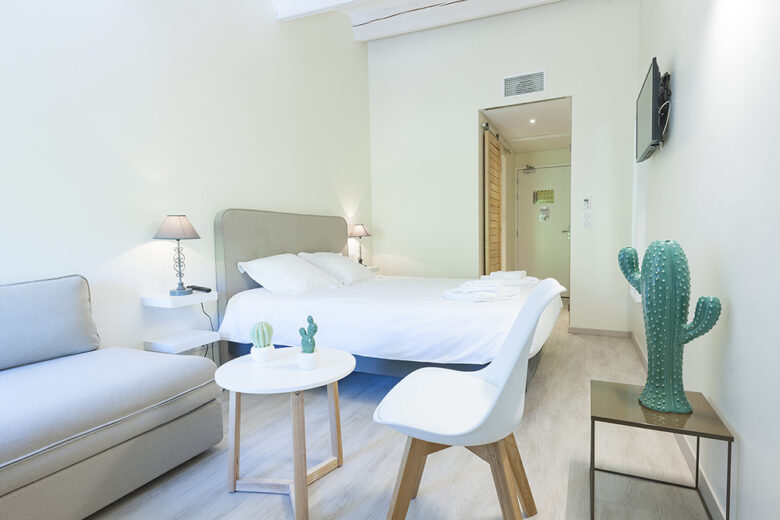 Intérieur de la chambre familiale Sauge au sein de l'Hôtel de Maures à Collobrières