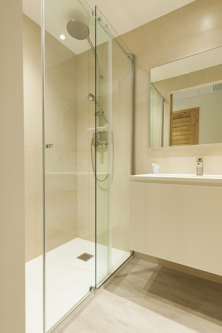 Salle de bain de la chambre familiale Sauge au sein de l'Hôtel de Maures à Collobrières