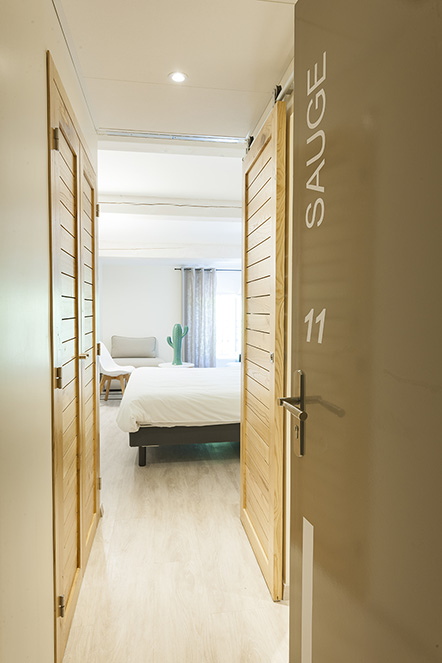 Entréede la chambre familiale Sauge au sein de l'Hôtel de Maures à Collobrières