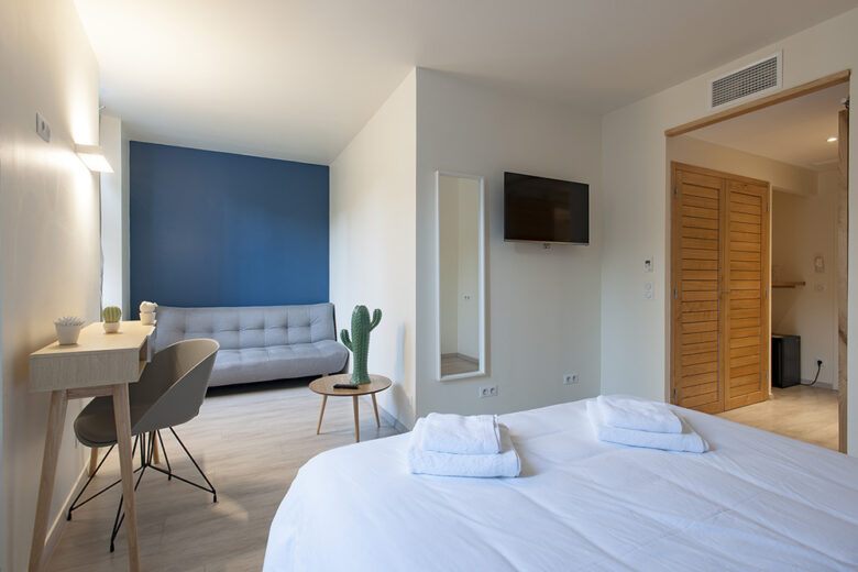 Intérieur de la chambre familiale Thym au sein de l'Hôtel de Maures à Collobrières