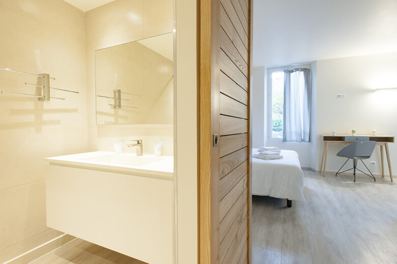 Salle de bain de la chambre familiale Thym au sein de l'Hôtel de Maures à Collobrières