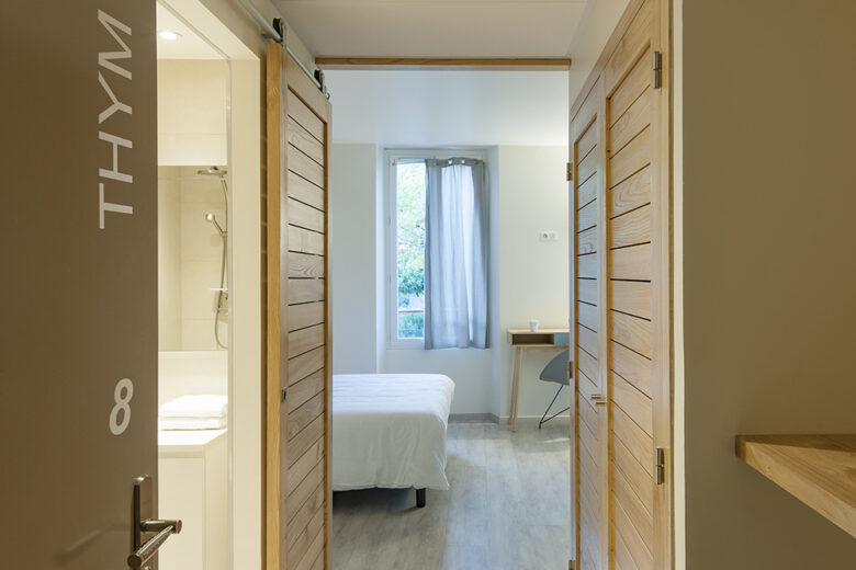 Entrée de la chambre familiale Thym au sein de l'Hôtel de Maures à Collobrières