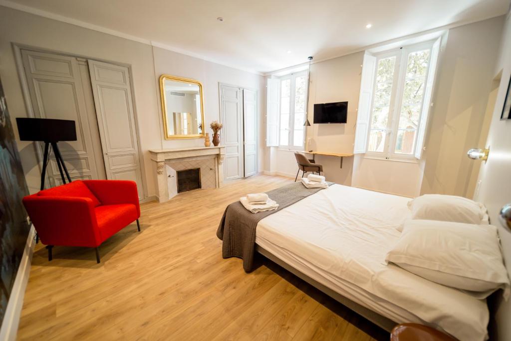 Intérieur d'une des grandes chambres d'hôtes à Collobrières Une Histoire de Famille avec une cheminée