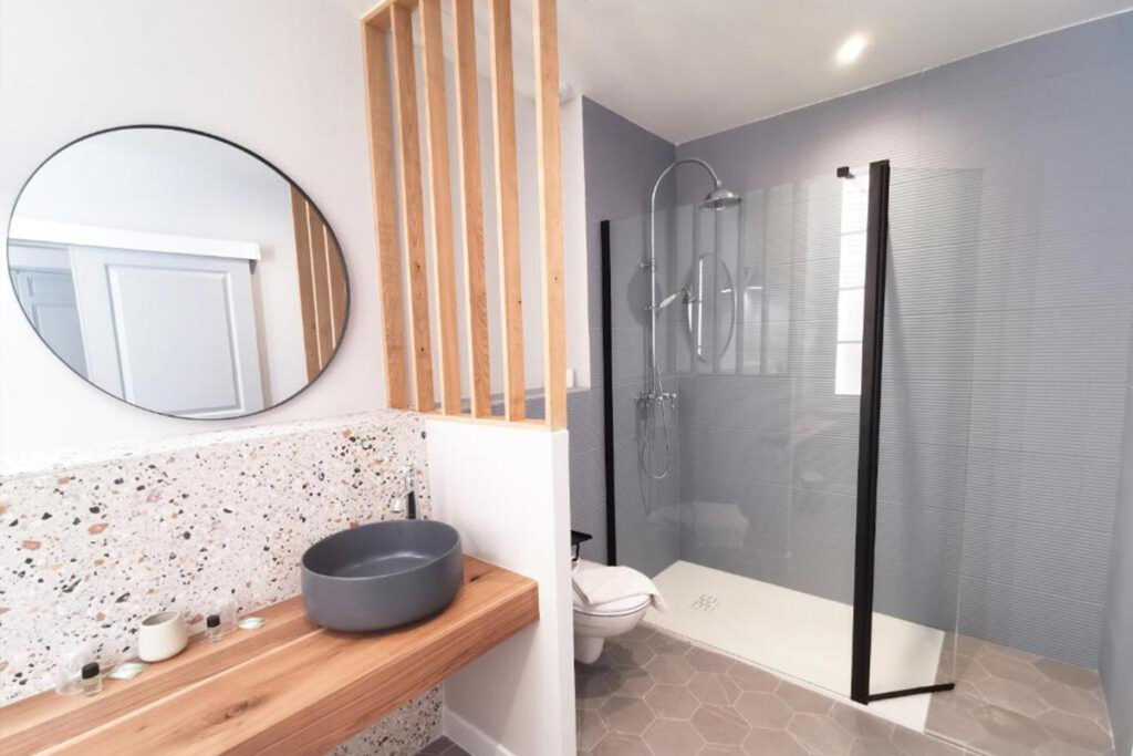 Salle de bain d'une des grandes chambres d'hôtes à Collobrières Une Histoire de Famille