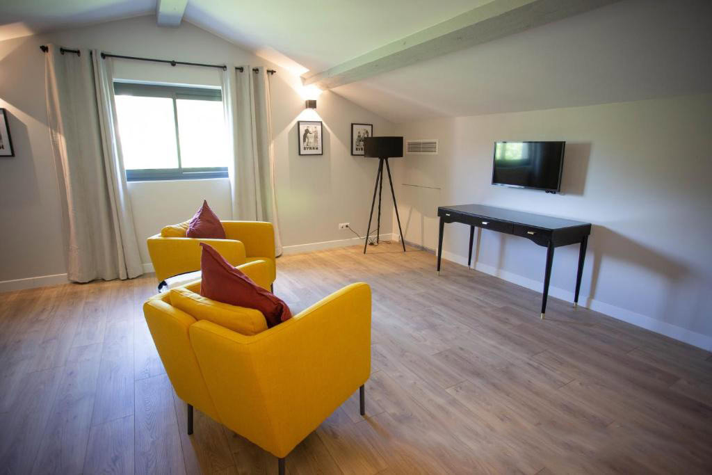 Coin salon d'une des chambres d'hôtes Une Histoire de Famille