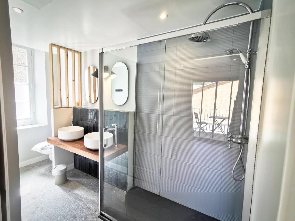 Salle de bain avec douche d'une des chambres d'hôtes familiale Une Histoire de Famille