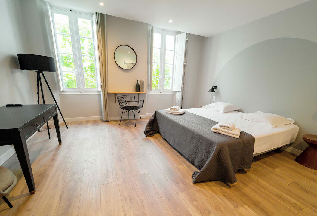 Vue intérieure d'une grande chambres d'hôtes à Collobrières Une Histoire de Famille