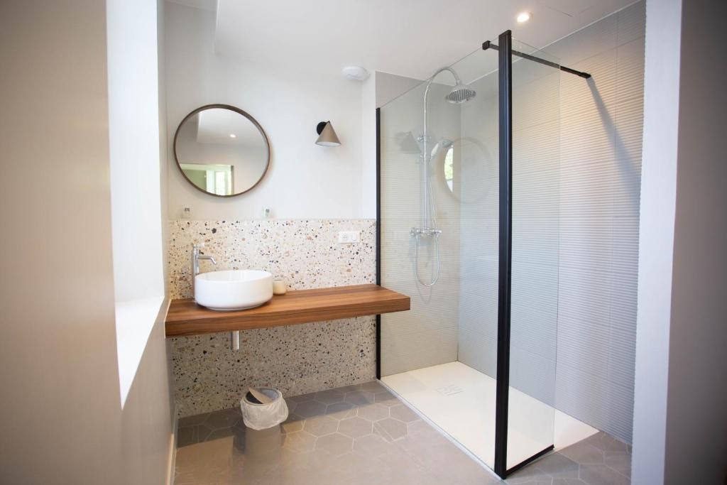 Intérieur d'une salle de bain d'une grande chambres d'hôtes à Collobrières Une Histoire de Famille