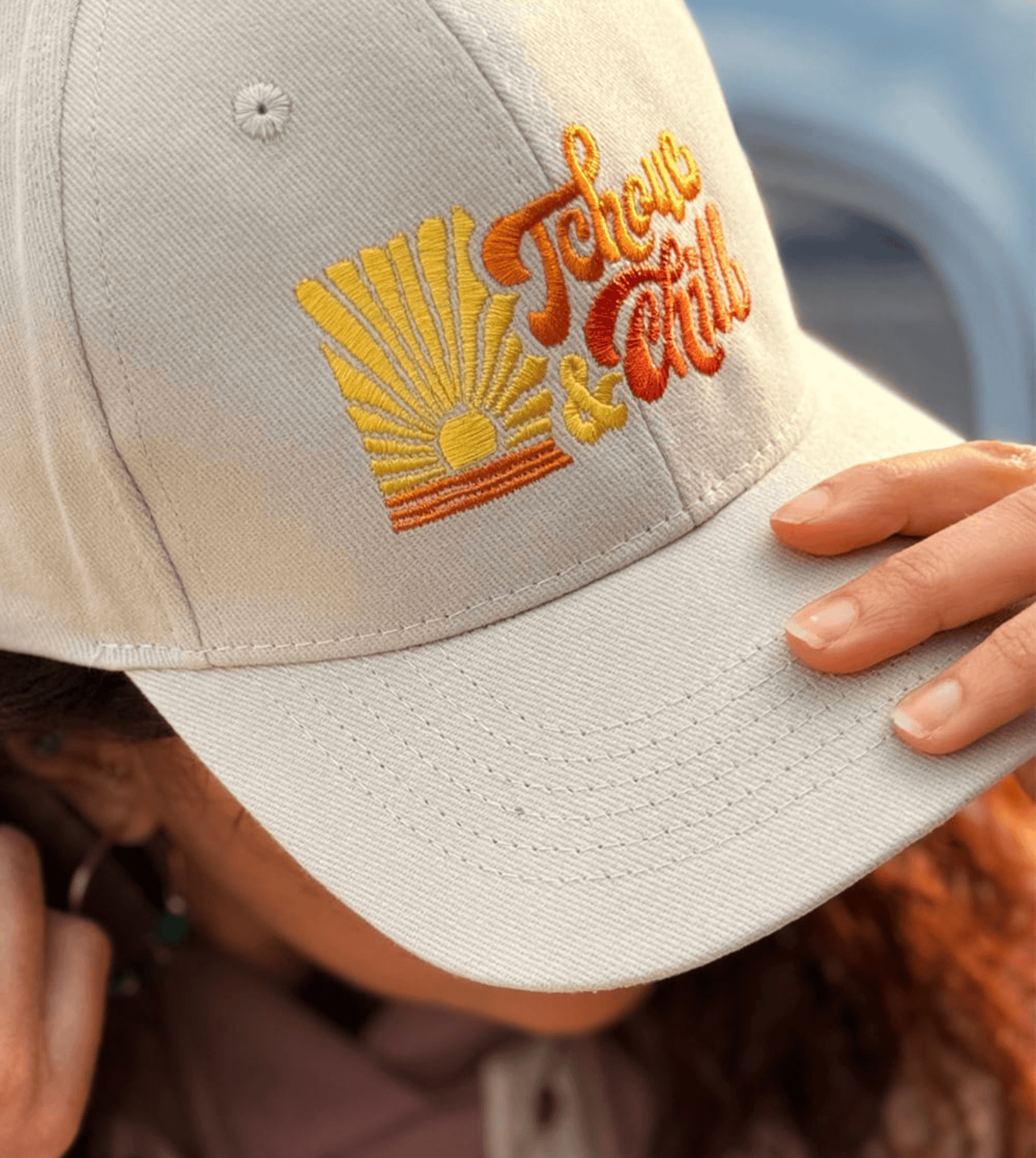 Femme portant la caquette brodée Tchouc & Chill