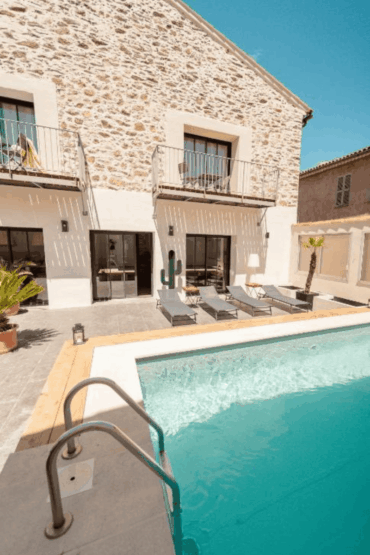 Vue sur la piscine sur le toit et la terrasse de la Maison d'hôtes Une Histoire de Famille