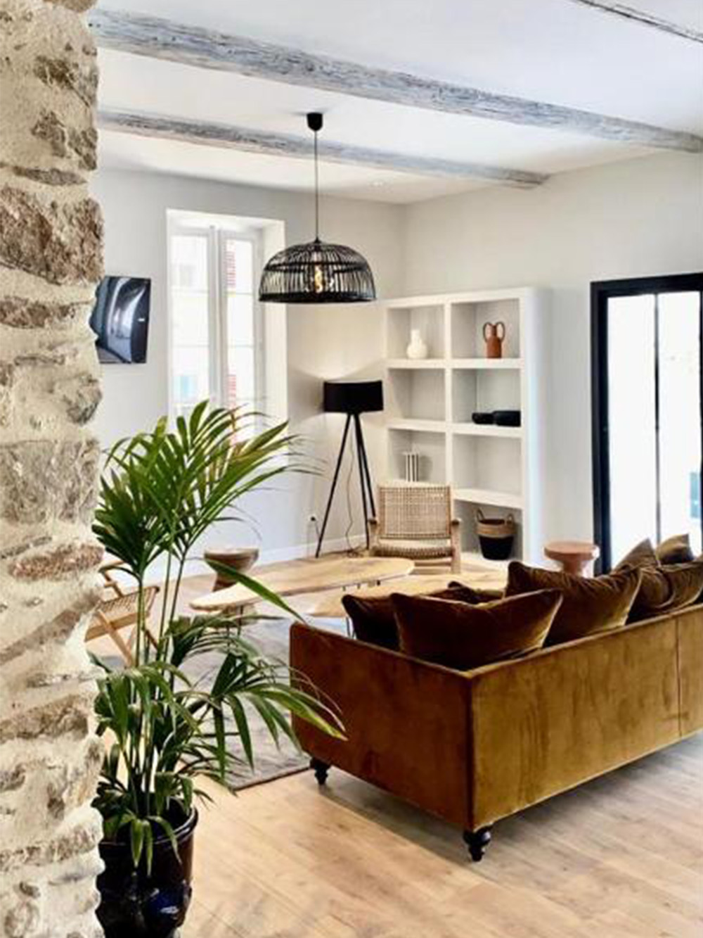 Salon avec mur en brique de la Maison d'hôtes Une Histoire de Famille