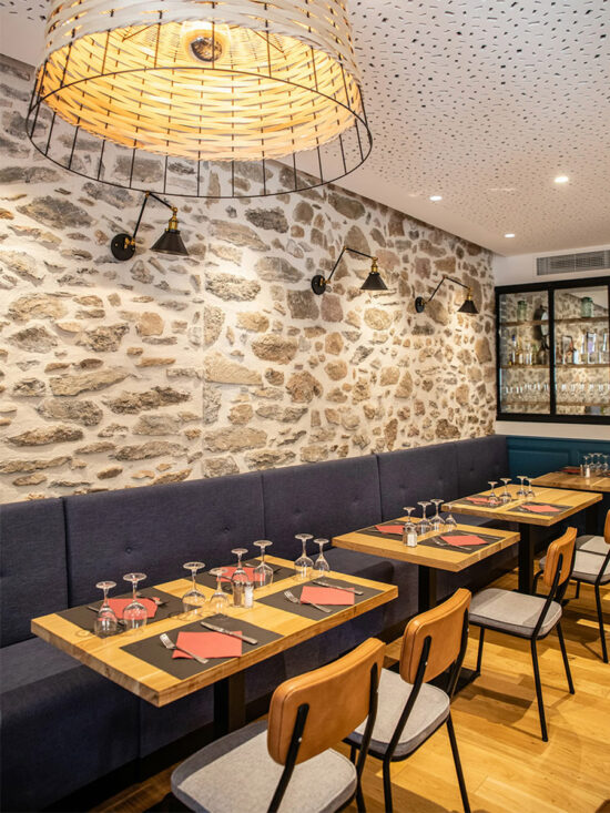 Intérieur de la salle du Restaurant des Maures situé en-dessoius de l'Hôtel des Maures