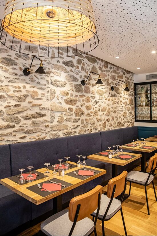 Tables dressées dans la salle de service du Restaurant des Maures à Collobrières