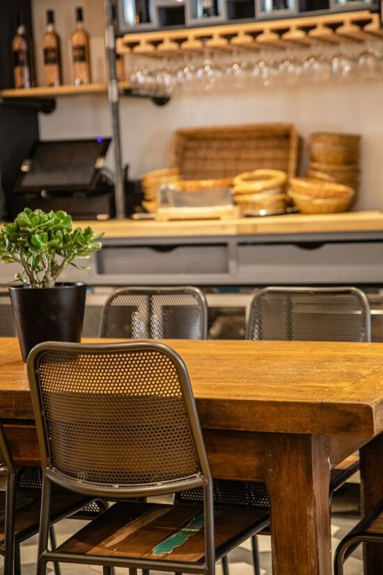Table dans la salle de service du Restaurant des Maures à Collobrières