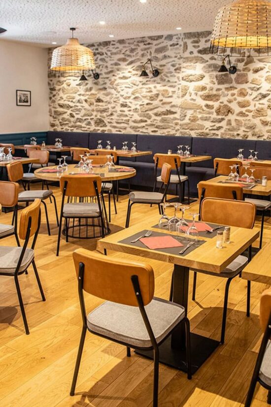 Tables dans la salle de service du Restaurant des Maures à Collobrières