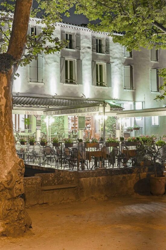 Terrasse extérieure illuminée du Restaurant des Maures à Collobrières