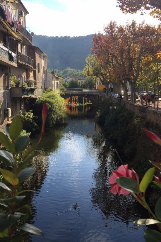 Cours d'eau qui longe le Restaurant des Maures à Collobrières