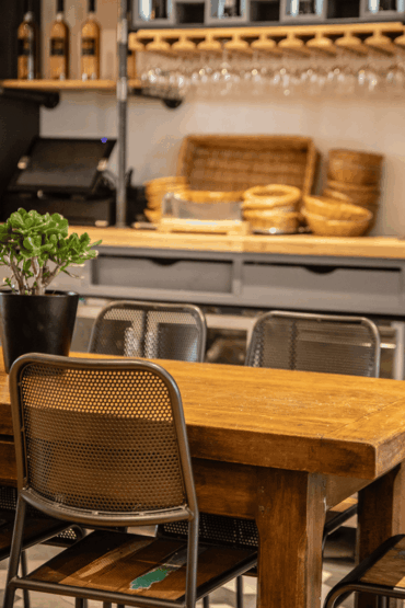Table dans la salle de service du Restaurant des Maures à Collobrières