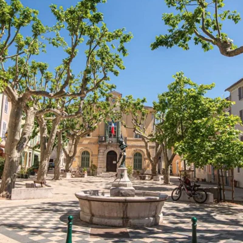 Vue de l'hôtel des Maures sur la place de la Mairie de Collobrières