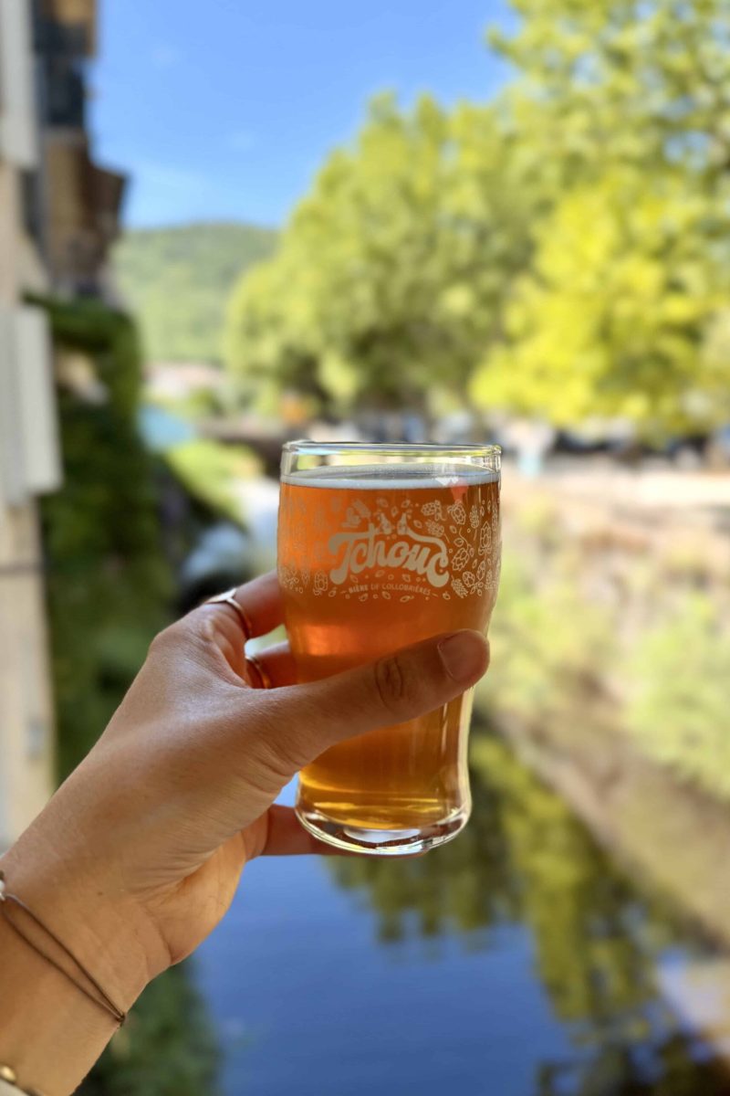 Pinte de bière La Tchouc vue sur le cours d'eau qui longe le Restaurant des Maures