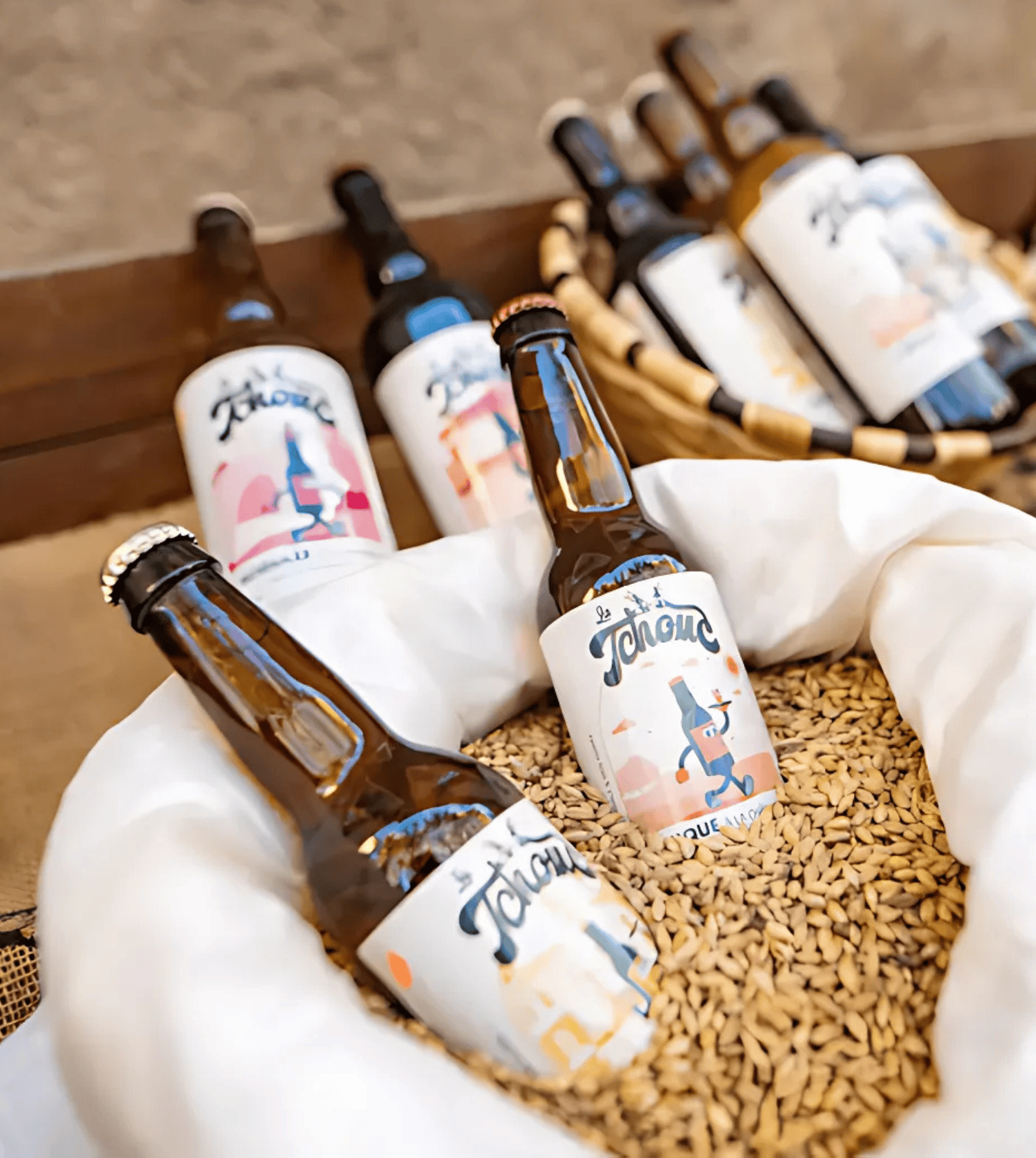 Bières artisanales La Tchouc présentées dans un panier de houblon